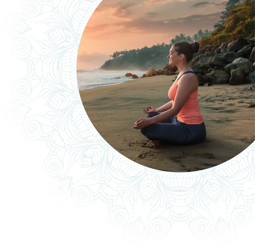 Chica meditando en la playa
