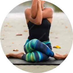 Mujer haciendo Yoga en la playa